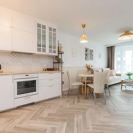 Golden Azzure By Grand アパート *